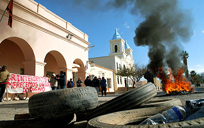Empleados municipales quemaron gomas este viernes al frente del edificio municipal 