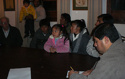 Familiares de Iván Condorí junto a Ocampo en la reunión del Jueves pasado 