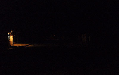 Calles a oscuras en cafayate solo la iluminación de particulares iluminan algo las calles 