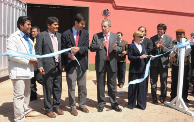 El gobernador Juan Manuel Urtubey, el embajador de España en la Argentina Rafael Estrella Pedrosa, junto a otros funcionarios municipales cortan la cinta en la inauguración.