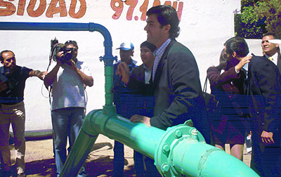 Momento en que el Gobernador Urtubey inaugura el pozo de agua en la plazoleta a Güemes 