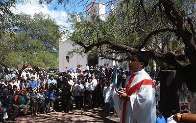 El Padre “Beto” Aguirre en la misa de este martes en Las Conchas