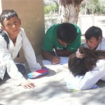 Alumnos estudian en una plaza