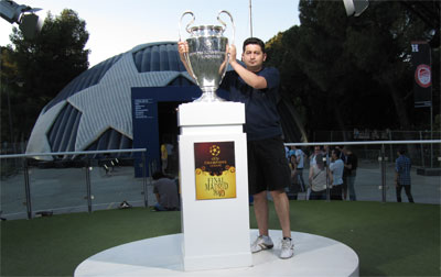 Germán Carmena con la copa que se llevo el Inter de Italia  