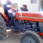 Entregaron tractor, arado y subsidio a pequeños productores