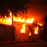 Voráz incendio destruyó una vivienda y dejó un herido de gravedad