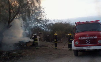 Los Bomberos Voluntarios de Cafayate trabajando durante el incendio el La Banda de Arriba