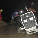 Rescataron un tractor que era arrastrado por el río