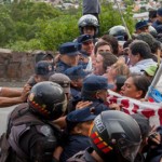 Efectivos policiales intentaron empujar a docentes hacia un barranco