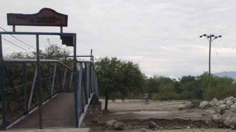 La pasarela de La Banda de Arriba, zona donde fue encontrado el menor por la policía