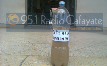 Los manifestantes pusieron una botella con el agua de La Banda de Arriba para que la vieran quienes pasaban por el lugar