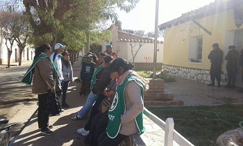 En la imagen se ve a los trabajadores esperando a sus compañeros, afuera de la Sub-Comisaria de San Carlos. Foto gentileza FM La Voz