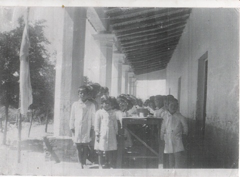 Una foto de la Escuela de Tolombón en su primer edificio