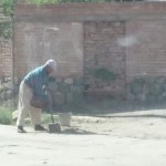 Un vecino decidió arreglar la calle por su propia cuenta