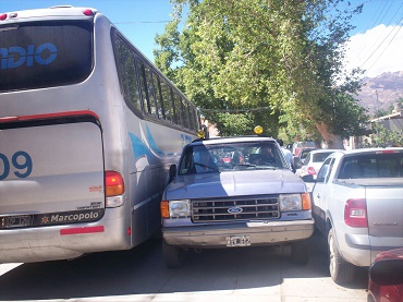 Radio Cafayate informó en diciembre sobre congestiones, dificultades y peligros que representaba la doble circulación en calle Salta-Silverio Chavarría