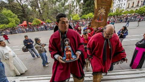 Los gauchos peregrinos de Cafayate al ingresar en la Catedral de Salta. Foto gentileza El Tribuno