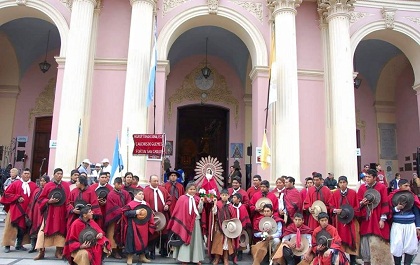 Los peregrinos a caballo de San Carlos en las puertas de la Catedral de Salta. Foto gentileza FM La Voz de San Carlos