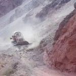 Impactantes imágenes de una topadora destruyendo cerros de la Quebrada de Las Conchas