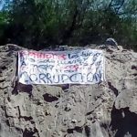 Escrachan a funcionarios y concejales con un cartel en el Río Chuscha