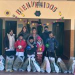 Niños y niñas de la escuela del paraje de Santa Bárbara recibieron nuevas mochilas de invierno