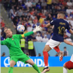 Francia se impuso a Dinamarca en un duelo exigente y se clasificó a los octavos de final del Mundial