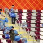 Los hinchas japoneses explicaron por qué limpian los estadios al terminar los partidos: “Tenemos que ayudar, nos han enseñado eso desde niños”