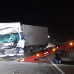 Un camión en el que iban dos cafayateños fue chocado de atrás en la entrada a Salta y quedó fuera de la ruta