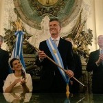 Mauricio Macri recibió los atributos presidenciales en la Casa Rosada y saludó desde el balcón