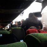 Alrededor de 12 pasajeros viajan parados en el servicio de Cafayate-Salta de Flecha Bus