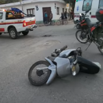Una motociclista y su hija de 7 años sufrieron un accidente al chocar contra un auto