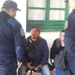 Vecinos del Movimiento Social Resistencia Kallchaki se encadenaron a un banco de la municipalidad